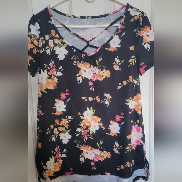 Dakotoo Ladies Top - Picture 2 of 4